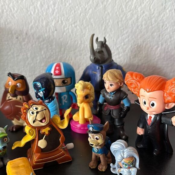 Set of 20 random Plastic Figurine toys Disney , Nickelodeon and more - Picture 3 of 5